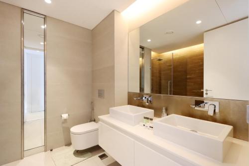 Ванная комната в Bluewater Island - Bright 2 BR Suite with Dubai Eye View by Livbnb