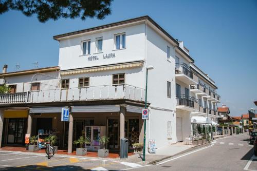 un edificio blanco en la esquina de una calle en Hotel Laura, en Cavallino-Treporti