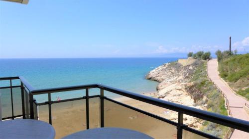 薩洛的住宿－Cala Llenguadets，阳台享有海景。