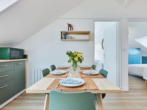 een eetkamer met een tafel en stoelen bij Apartment Le laizon 2 by Interhome in Croissanville