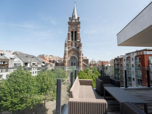 - une vue depuis le balcon d'un immeuble avec une tour d'horloge dans l'établissement Apartment Rochusview-be with parking by Interhome, à Blankenberge