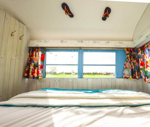 Ένα ή περισσότερα κρεβάτια σε δωμάτιο στο American School Bus Glamping - Somerset