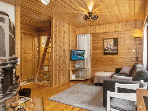 um chalé de madeira com uma sala de estar com lareira em Holiday Home Susitupa 5 by Interhome em Salla