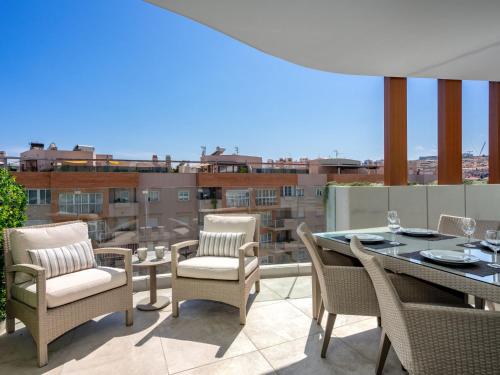 um pátio com uma mesa e cadeiras numa varanda em Apartment Estepona Roof Top View-2 by Interhome em Estepona