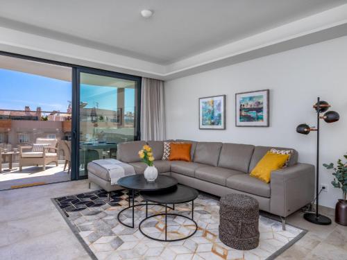 uma sala de estar com um sofá e uma mesa em Apartment Estepona Roof Top View-2 by Interhome em Estepona