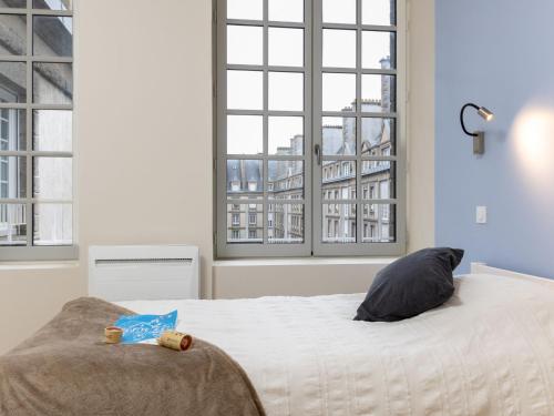 une chambre avec un lit avec deux ours en peluche dessus dans l'établissement Apartment Plasenn by Interhome, à Saint-Malo