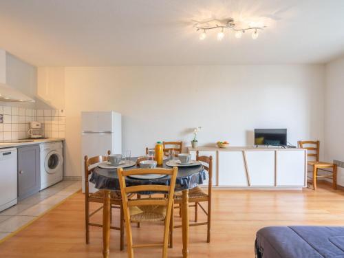 Una cocina y un comedor con mesa y sillas. en Apartment Les Hautes Folies-8 by Interhome, en Vaux-sur-Mer