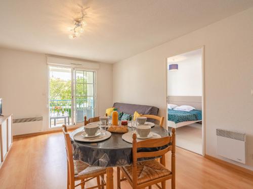 Un comedor con una mesa y sillas y un sofá. en Apartment Les Hautes Folies-8 by Interhome, en Vaux-sur-Mer