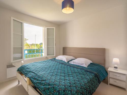 - une chambre avec un lit doté d'une couette verte et d'une fenêtre dans l'établissement Apartment Les Hautes Folies-8 by Interhome, à Vaux-sur-Mer