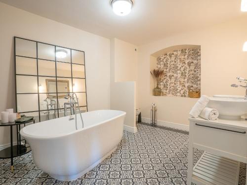une salle de bain blanche avec une baignoire et un lavabo dans l'établissement Apartment La Coraline by Interhome, à La Crau