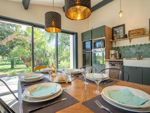 une salle à manger avec une table, des assiettes et des verres dans l'établissement Apartment La Coraline by Interhome, à La Crau