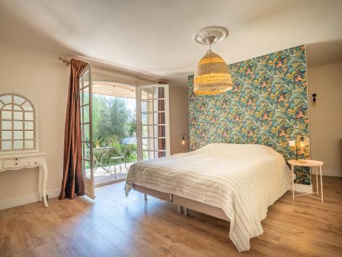 une chambre avec un lit et une grande fenêtre dans l'établissement Apartment La Coraline by Interhome, à La Crau