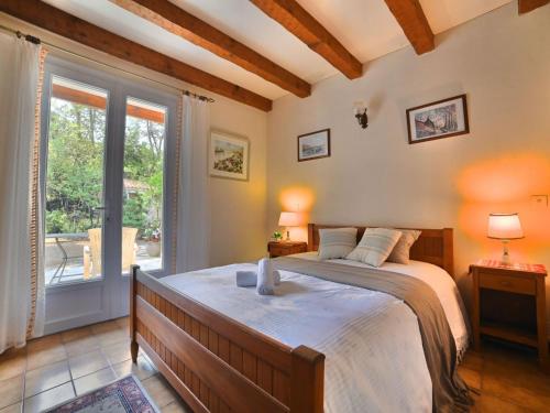- une chambre avec un grand lit et une grande fenêtre dans l'établissement Holiday Home Le Rocher Vert by Interhome, à Chaucre