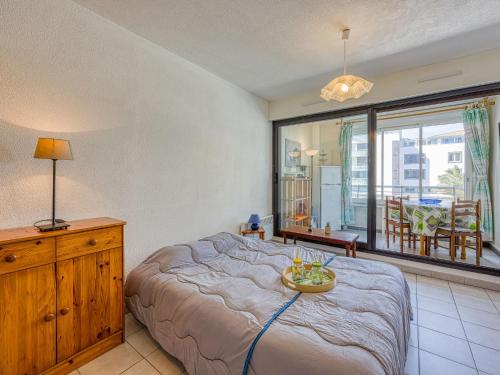 une chambre avec un lit avec un bol de fruits dessus dans l'établissement Apartment Le Sunset-Cap Sud-23 by Interhome, au Cap d'Agde