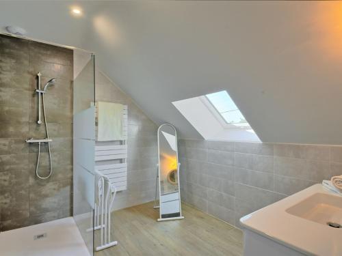 Ένα μπάνιο στο Holiday Home Ker Yannick by Interhome