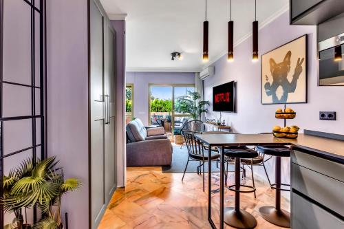cocina y sala de estar con mesa y sillas en Super2beachfront, en Marbella