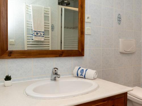 une salle de bain avec un lavabo et un miroir dans l'établissement Studio Le voilier by Interhome, à Saint-Malo