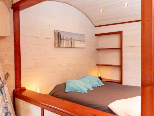 Cette petite chambre comprend un lit dans une cabine. dans l'établissement Studio Le voilier by Interhome, à Saint-Malo