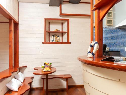 une cuisine avec un chien donnant sur la fenêtre dans l'établissement Studio Le voilier by Interhome, à Saint-Malo