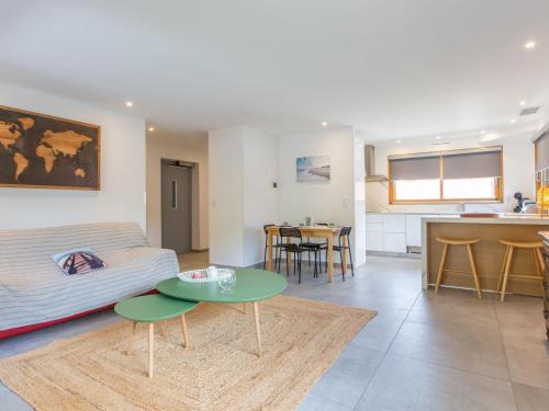 un salon avec un lit et une table dans l'établissement Holiday Home Lartigau by Interhome, à Capbreton