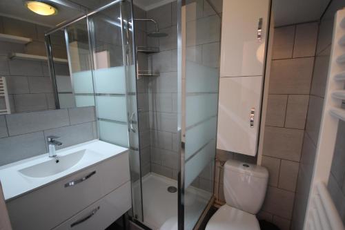 une salle de bain avec une douche, des toilettes et un lavabo dans l'établissement Agréable Maison de vacances climatisee, 2 chambres pour 5 couchages, Résidence securisee avec piscine commune LE CLOS DE SOCORRO, 800m de la plage Portiragnes plage LRCS95, à Portiragnes