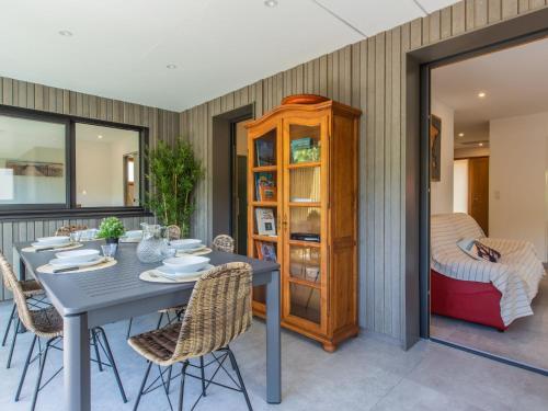 une salle à manger avec une table et des chaises dans l'établissement Holiday Home Lartigau by Interhome, à Capbreton