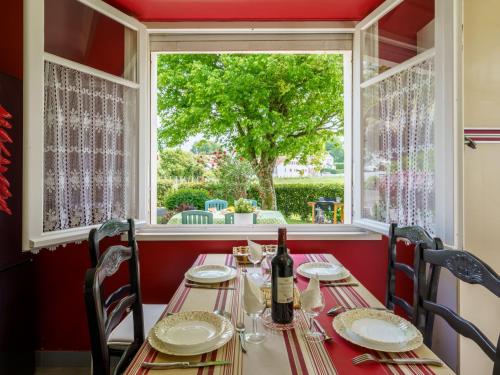 Restaurace v ubytování Apartment Lande Gaina by Interhome