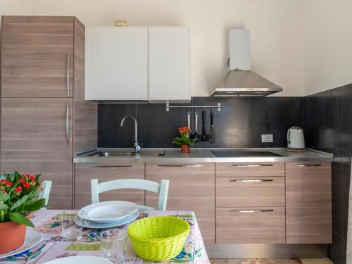 Kuchyň nebo kuchyňský kout v ubytování Apartment Mimosa by Interhome