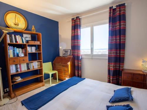 une chambre avec un lit et une étagère dans l'établissement Apartment Le Clinfoc by Interhome, à Hyères