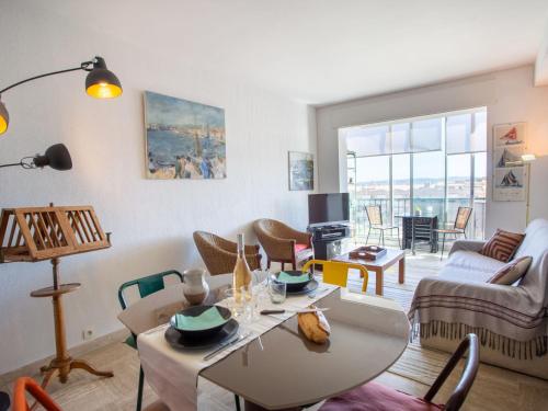 un salon avec une table et un canapé dans l'établissement Apartment Le Clinfoc by Interhome, à Hyères