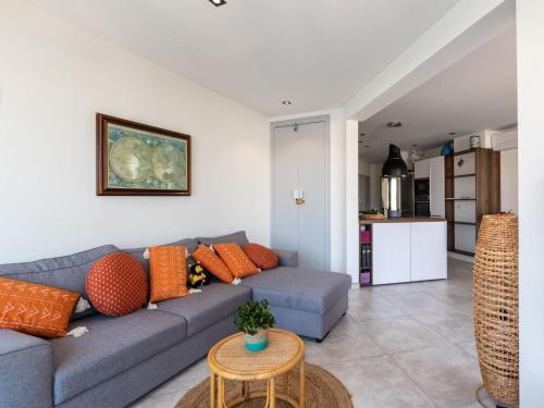 un salon avec un canapé et une table dans l'établissement Apartment Le Nirvana-3 by Interhome, au Grau-du-Roi