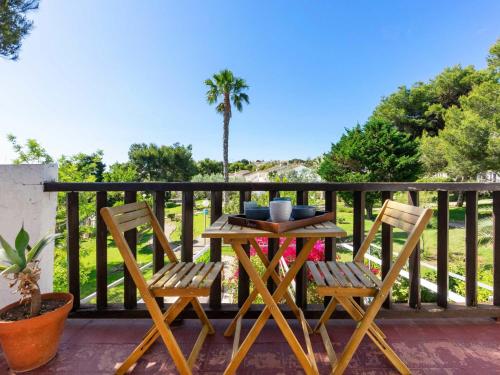 uma mesa e cadeiras numa varanda com uma palmeira em Apartment Mediterráneo by Interhome em Puerto Marino