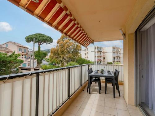 un balcon avec une table et des chaises dessus dans l'établissement Apartment La Palmeraie II-13 by Interhome, à Sainte-Maxime