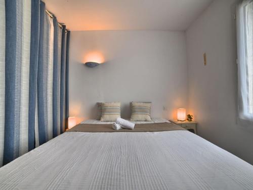 une chambre avec deux lits et deux fenêtres dans l'établissement Holiday Home Le Moulin de la Filasse by Interhome, à Le Trait dʼUnion