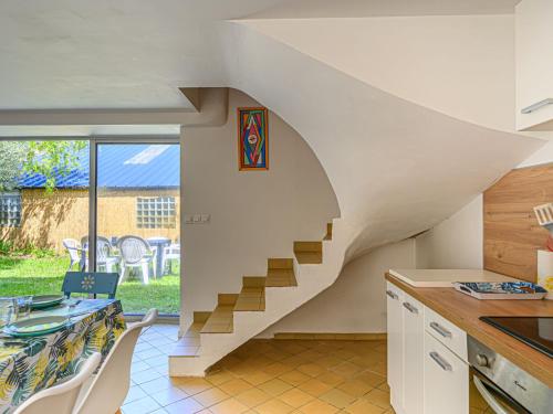 une cuisine avec un escalier menant à une salle à manger dans l'établissement Holiday Home Le Trion by Interhome, à Quiberon