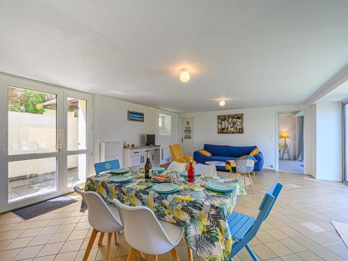 un salon avec une table et des chaises dans l'établissement Holiday Home Le Trion by Interhome, à Quiberon