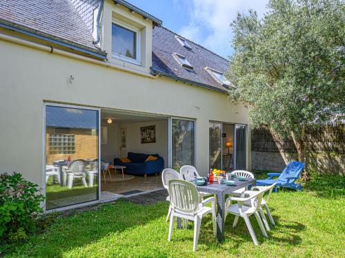 un patio avec une table et des chaises sur l'herbe dans l'établissement Holiday Home Le Trion by Interhome, à Quiberon