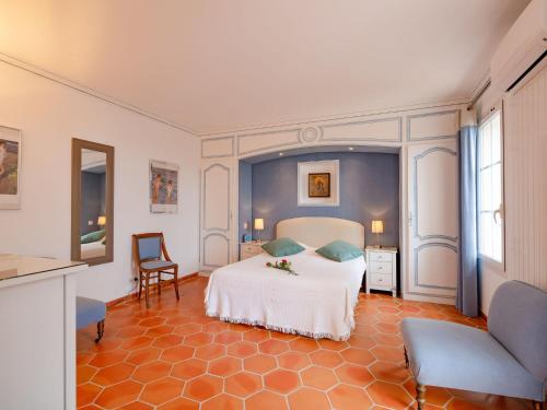 une chambre d'hôtel avec un lit et une chaise dans l'établissement Villa Les Petits Louvans by Interhome, à Saint-Aygulf