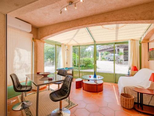 un salon avec une table et des chaises dans l'établissement Villa Les Petits Louvans by Interhome, à Saint-Aygulf