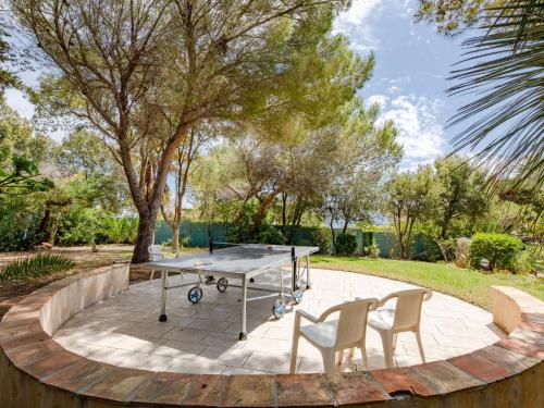 - une table de ping-pong et des chaises sur la terrasse dans l'établissement Villa Les Petits Louvans by Interhome, à Saint-Aygulf
