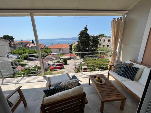 ein Wohnzimmer mit Blick auf einen Balkon in der Unterkunft Apartments Kale Center in Bol