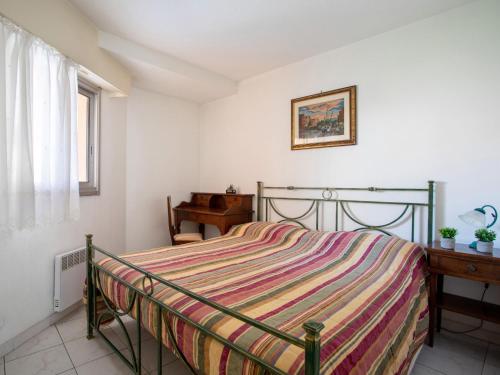 une chambre avec un lit, un bureau et une fenêtre dans l'établissement Apartment Parc Vaugrenier by Interhome, à Villeneuve-Loubet