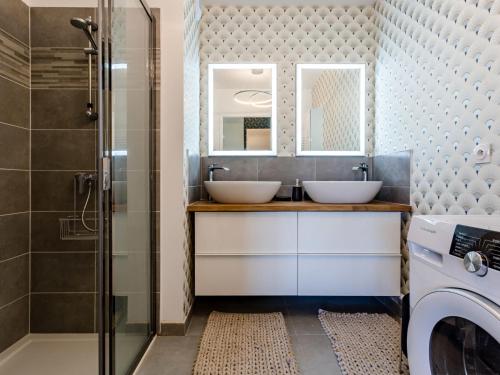 een badkamer met 2 wastafels en een douche bij Apartment Nouvelle Vague by Interhome in Bénerville-sur-Mer