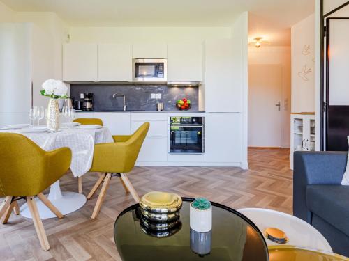 Η κουζίνα ή μικρή κουζίνα στο Apartment Nouvelle Vague-2 by Interhome