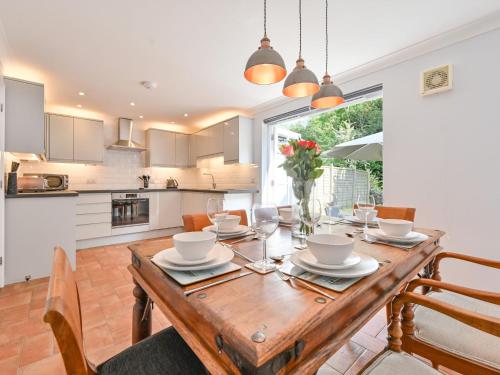 Dapur atau dapur kecil di Holiday Home Sea Breeze by Interhome