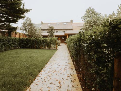 Κήπος έξω από το Holiday Home Huyze Ter Bercken with swimming pond by Interhome