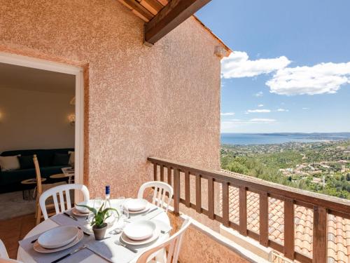une table et des chaises sur un balcon avec vue dans l'établissement Apartment Résidence Bellevue-1 by Interhome, à Roquebrune-sur Argens