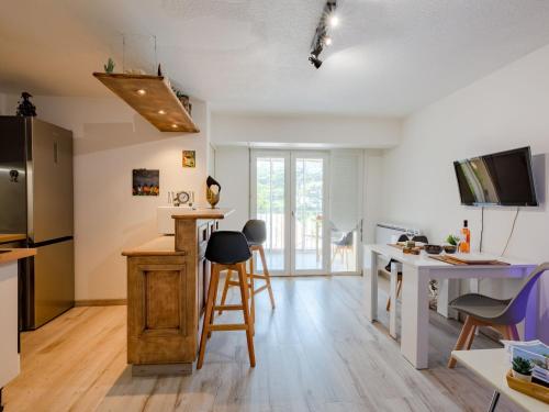 une cuisine avec un comptoir, une table et des chaises dans l'établissement Apartment Le Riviera-3 by Interhome, à Saint-Aygulf