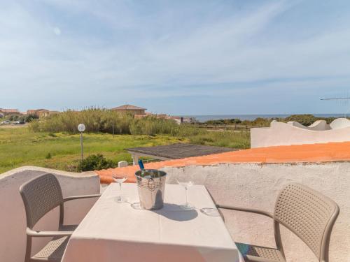 einen Tisch mit zwei Weingläsern auf dem Balkon in der Unterkunft Holiday Home Eleonora by Interhome in Codaruina