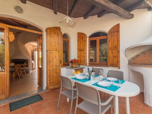 een keuken en eetkamer met een tafel en stoelen bij Holiday Home Eleonora by Interhome in Codaruina